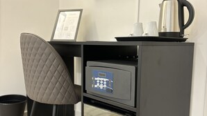 Double Room | In-room safe, desk, laptop workspace, blackout drapes - Celeste Rooms (Catania)