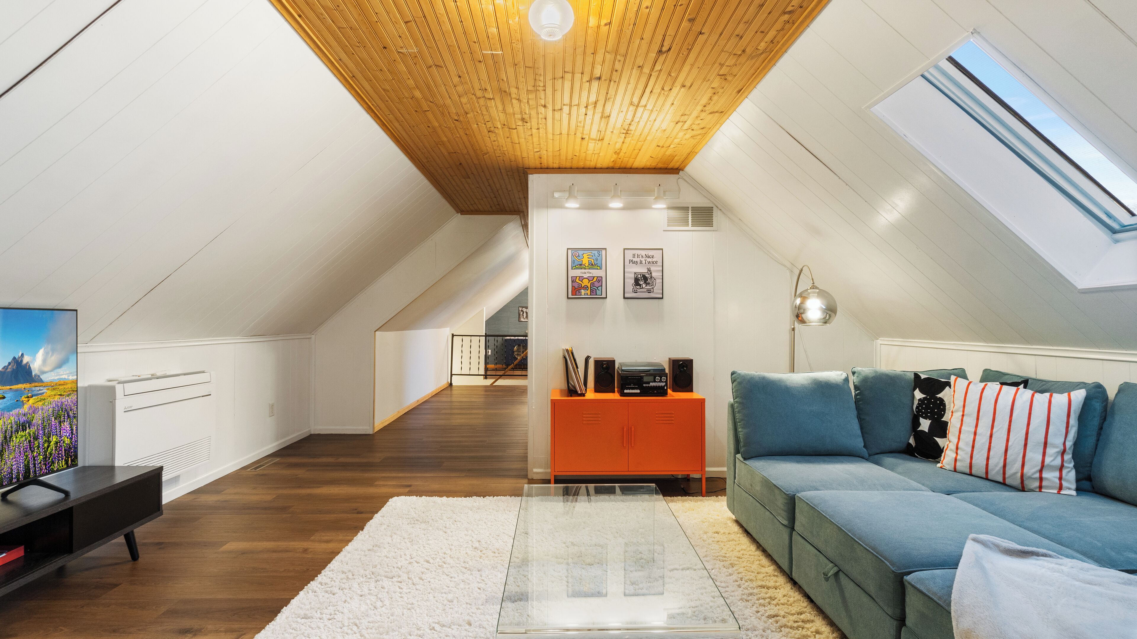 Smart TV, fireplace, music library, stereo