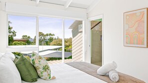 3 bedrooms, iron/ironing board, travel cot, free WiFi - Sunrise Point Beach House by Experience Jervis Bay (Vincentia)