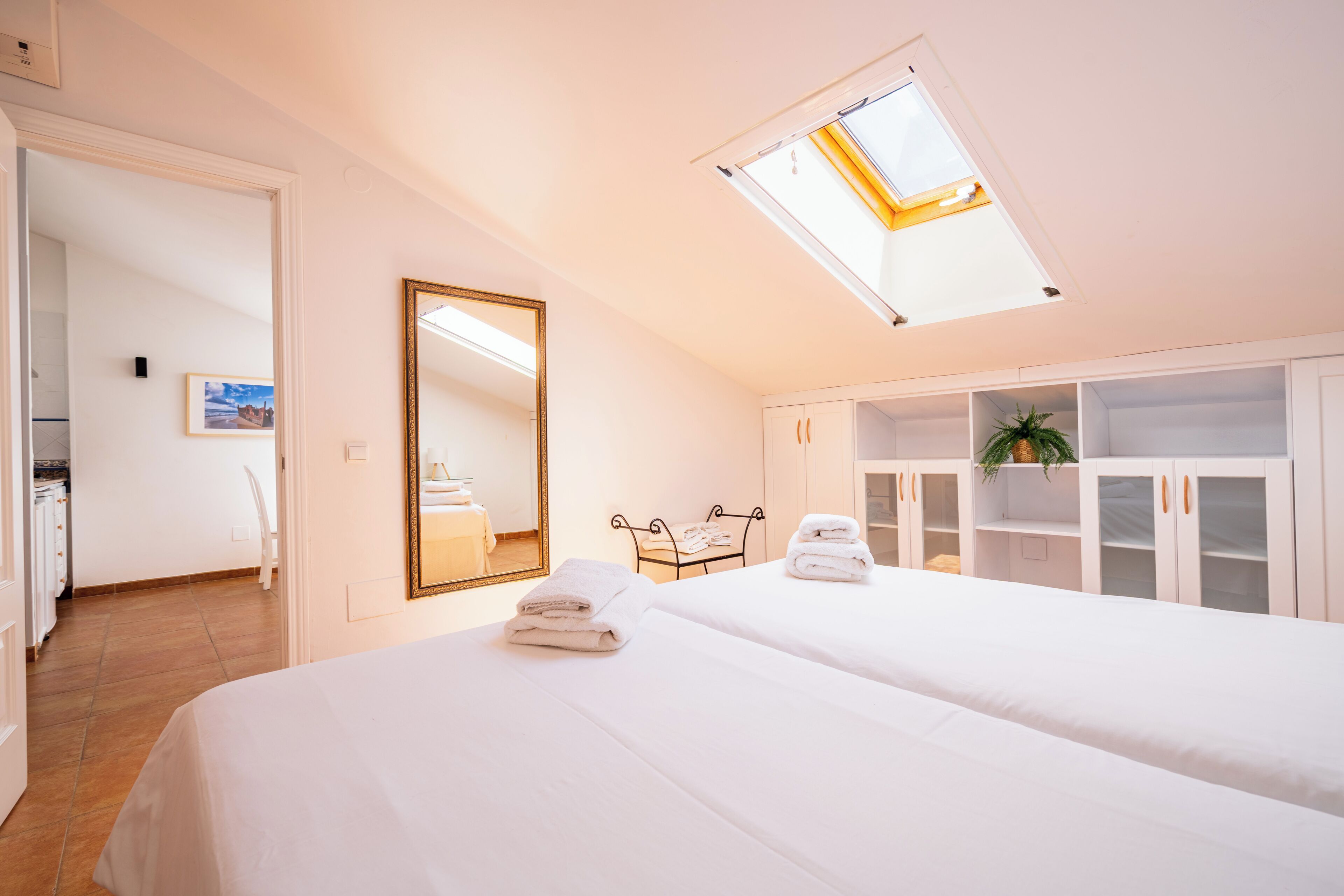 Wi-Fi gratuit, ameublement personnalisé, draps fournis