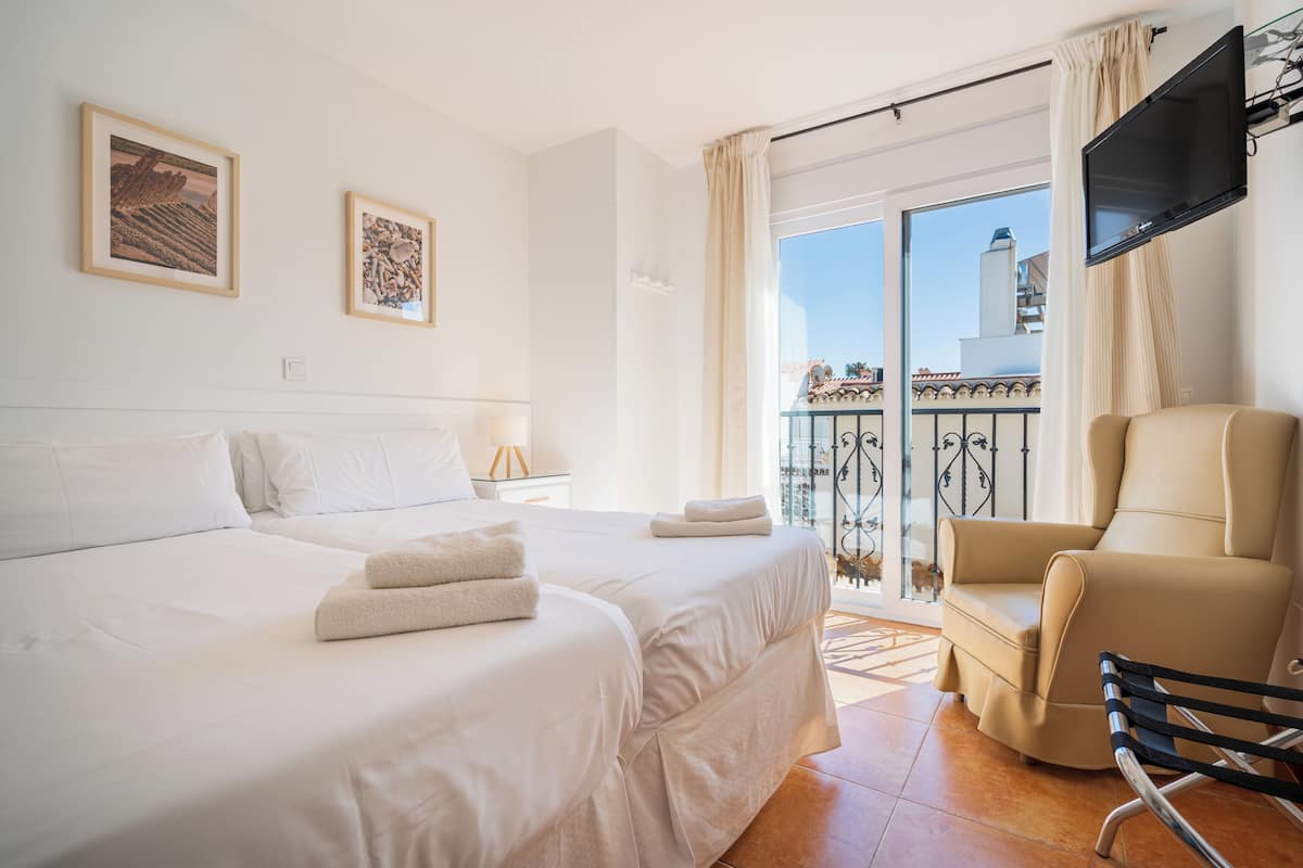 Studio | Salle de séjour | Télévision à écran plat de 22 pouces avec chaînes numériques