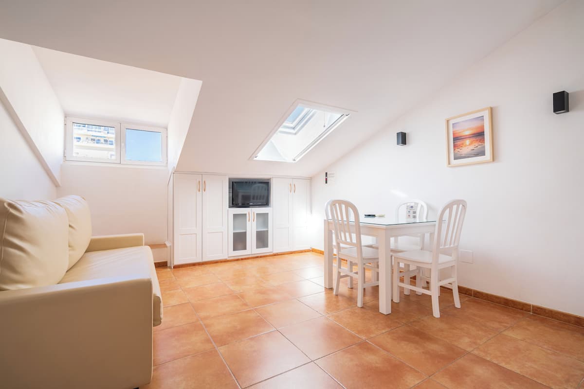 Appartement | Salle de séjour | Télévision à écran plat de 22 pouces avec chaînes numériques