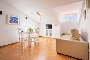 Apartment | Wohnzimmer | 22-Zoll-Flachbildfernseher mit Digitalempfang