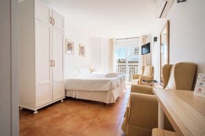 Studio | Living room | 22-inch flat-screen TV with digital channels - Apartamentos Capricho del Mar (Torremolinos)