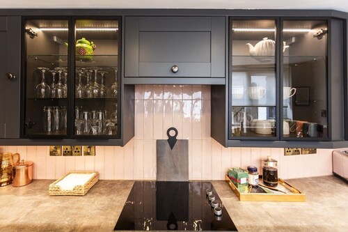 Stratford - beautiful luxe townhouse stay, 5 mins stroll to town, free parking 