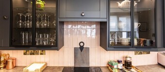 Stratford - beautiful luxe townhouse stay, 5 mins stroll to town, free parking 