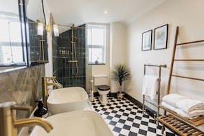 Shower, hair dryer, towels, soap - Stratford - beautiful luxe townhouse stay, 5 mins stroll to town, free parking (Stratford-upon-Avon)
