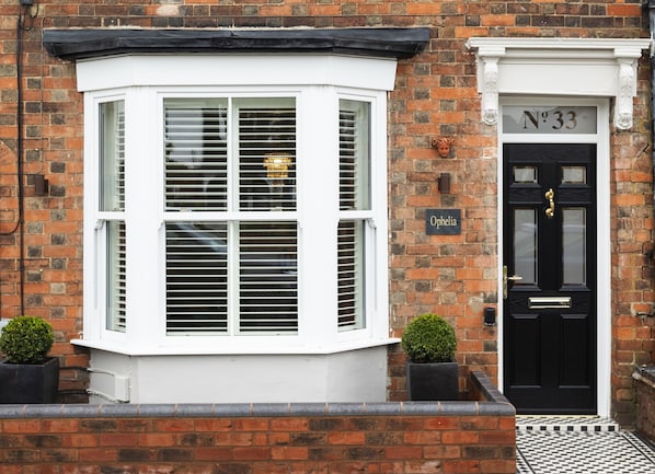 Exterior detail - Stratford - beautiful luxe townhouse stay, 5 mins stroll to town, free parking (Stratford-upon-Avon)