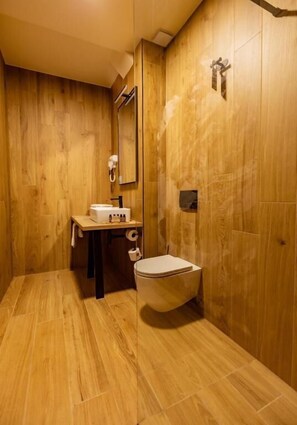 Deluxe Double Room, Mountain View | Bilik Mandi | Pengering rambut, selipar, tuala disediakan, sabun 