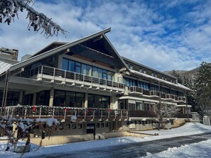 Vista frontal de la propiedad