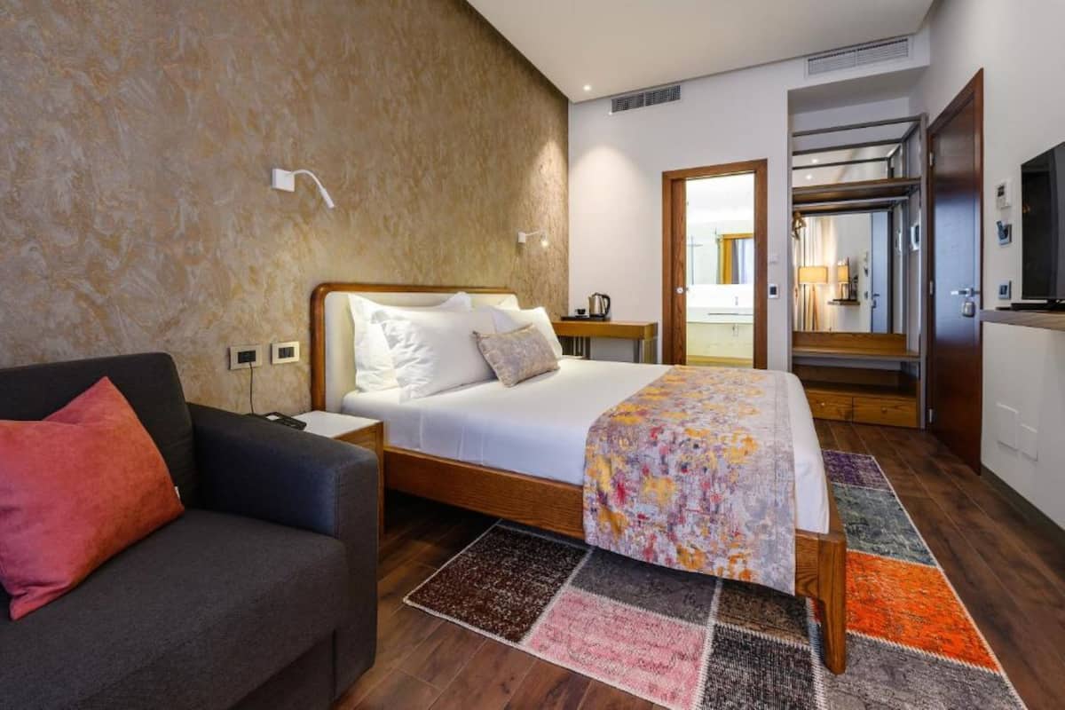 Deluxe Triple Room, Balcony | 1 bedroom, in-room safe, soundproofing, free WiFi