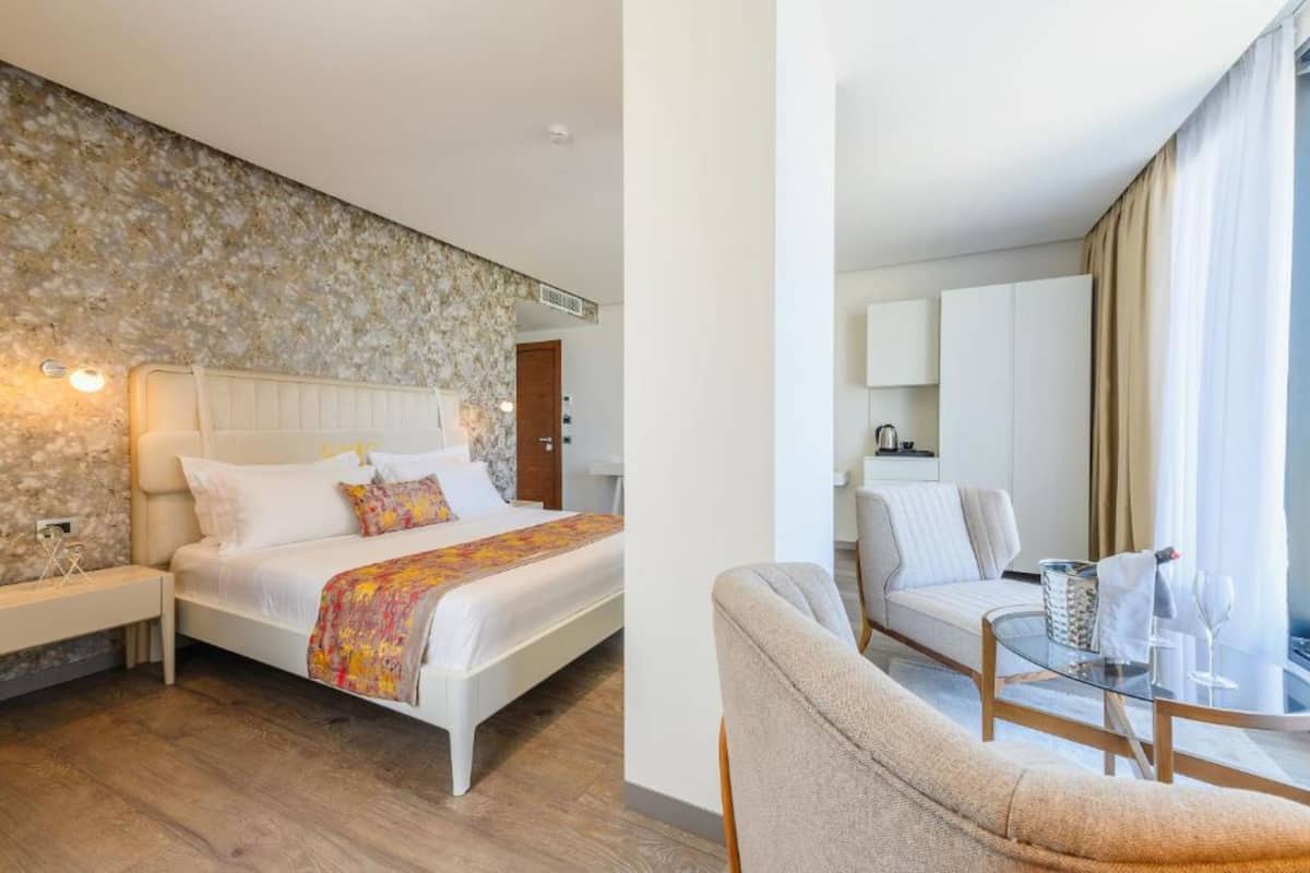Chic Suite | 1 bedroom, in-room safe, soundproofing, free WiFi