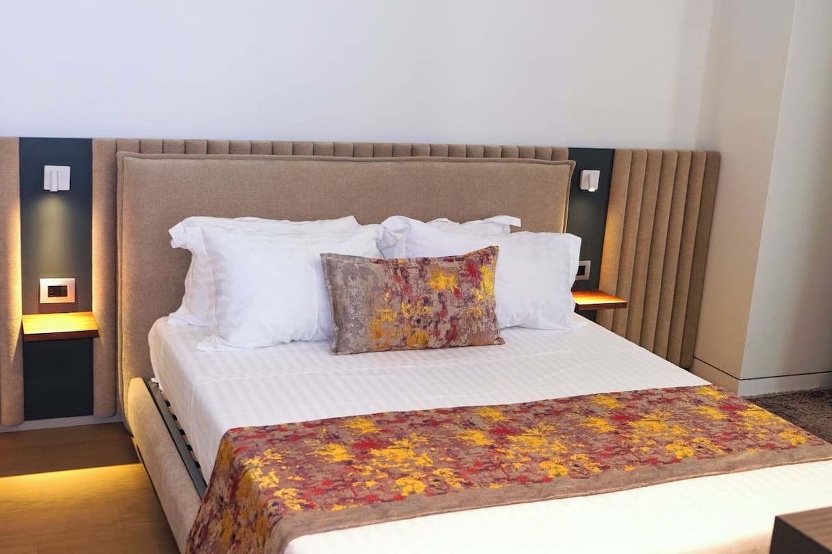 Suite, 2 Bedrooms | In-room safe, soundproofing, WiFi (free)