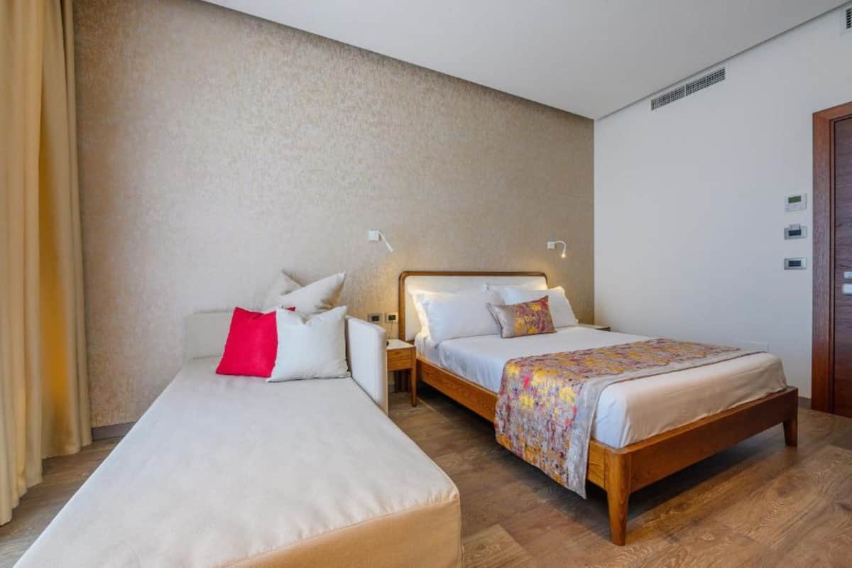 Premium Triple Room, Sea View | In-room safe, soundproofing, WiFi (free)