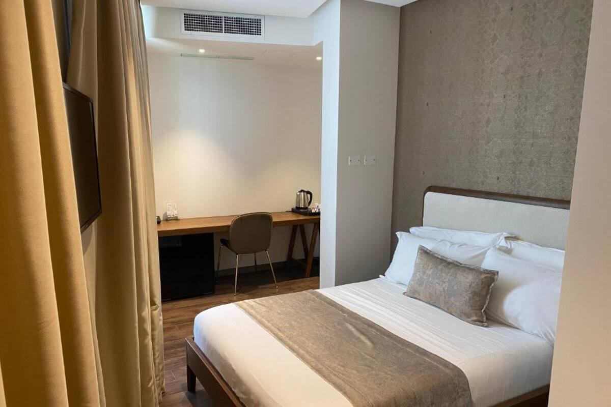 Junior Room | In-room safe, soundproofing, WiFi (free)