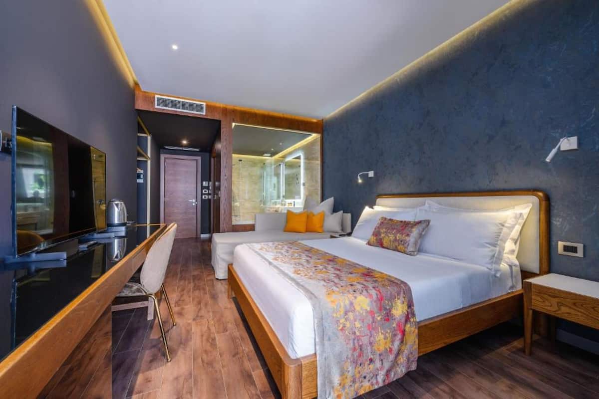 Premium Triple Room, Balcony | 1 bedroom, in-room safe, soundproofing, free WiFi