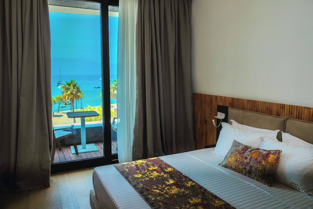 Deluxe Triple Room, Balcony, Sea View | 1 bedroom, in-room safe, soundproofing, free WiFi