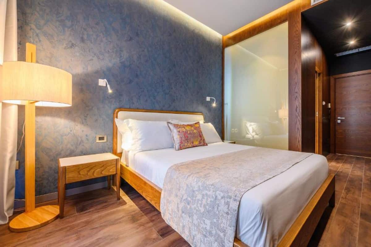 Deluxe Room, Balcony | In-room safe, soundproofing, WiFi (free)