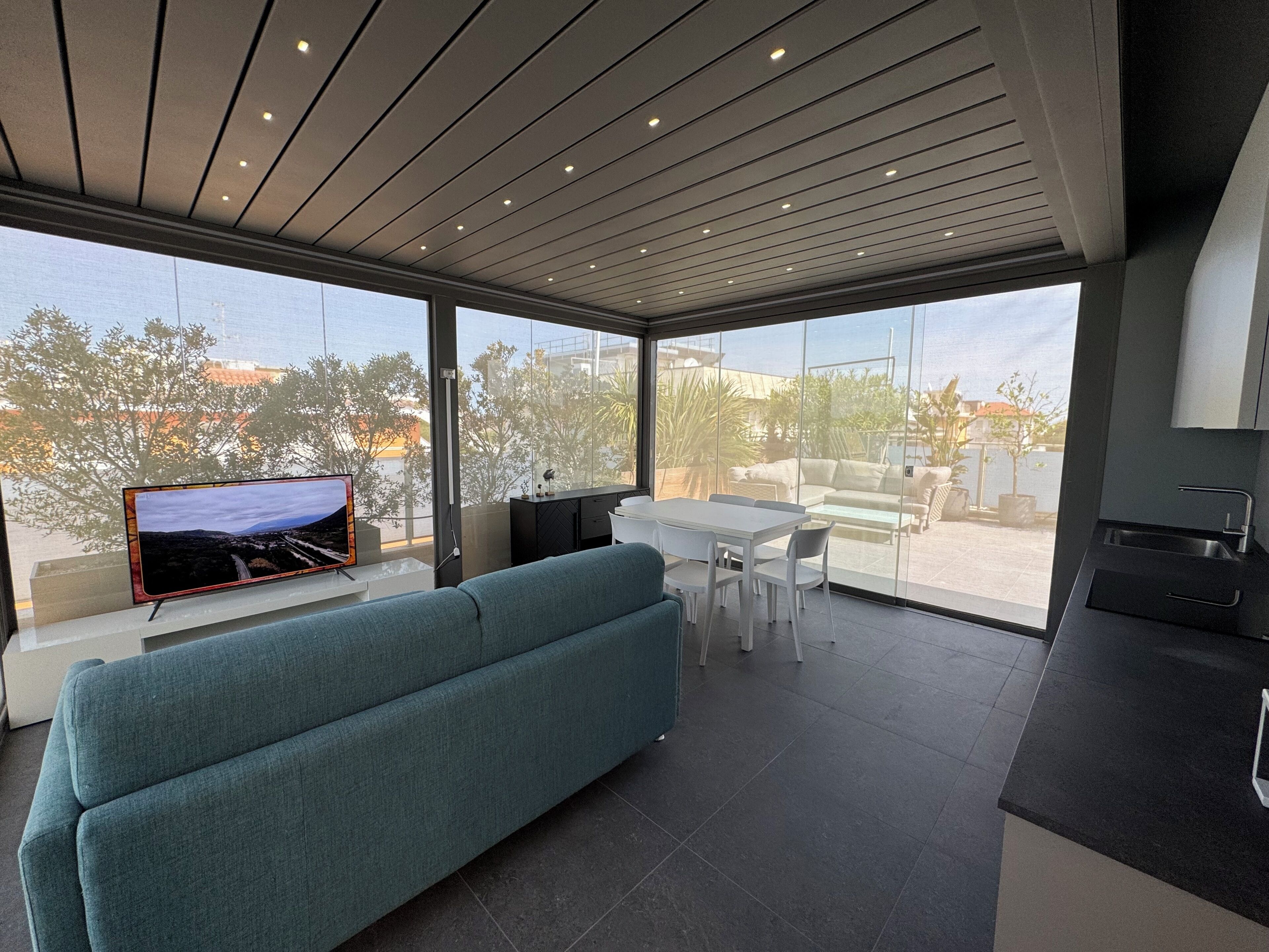 Appartamento panoramico, 2 camere da letto, terrazzo, vista città | Area soggiorno | TV LCD