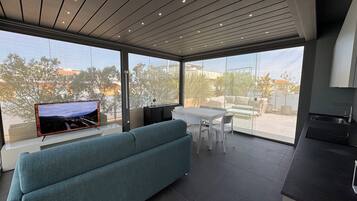 Apartamento panorâmico, 2 quartos, terraço, vista para a cidade | Área de estar | TV LCD