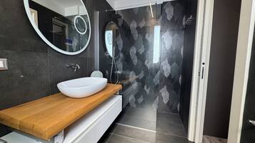 Appartamento panoramico, 2 camere da letto, terrazzo, vista città | Bagno | Doccia, set di cortesia gratuito, asciugacapelli, bidet