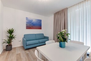 Apartment, 2 Bedrooms, Ground Floor | Living room