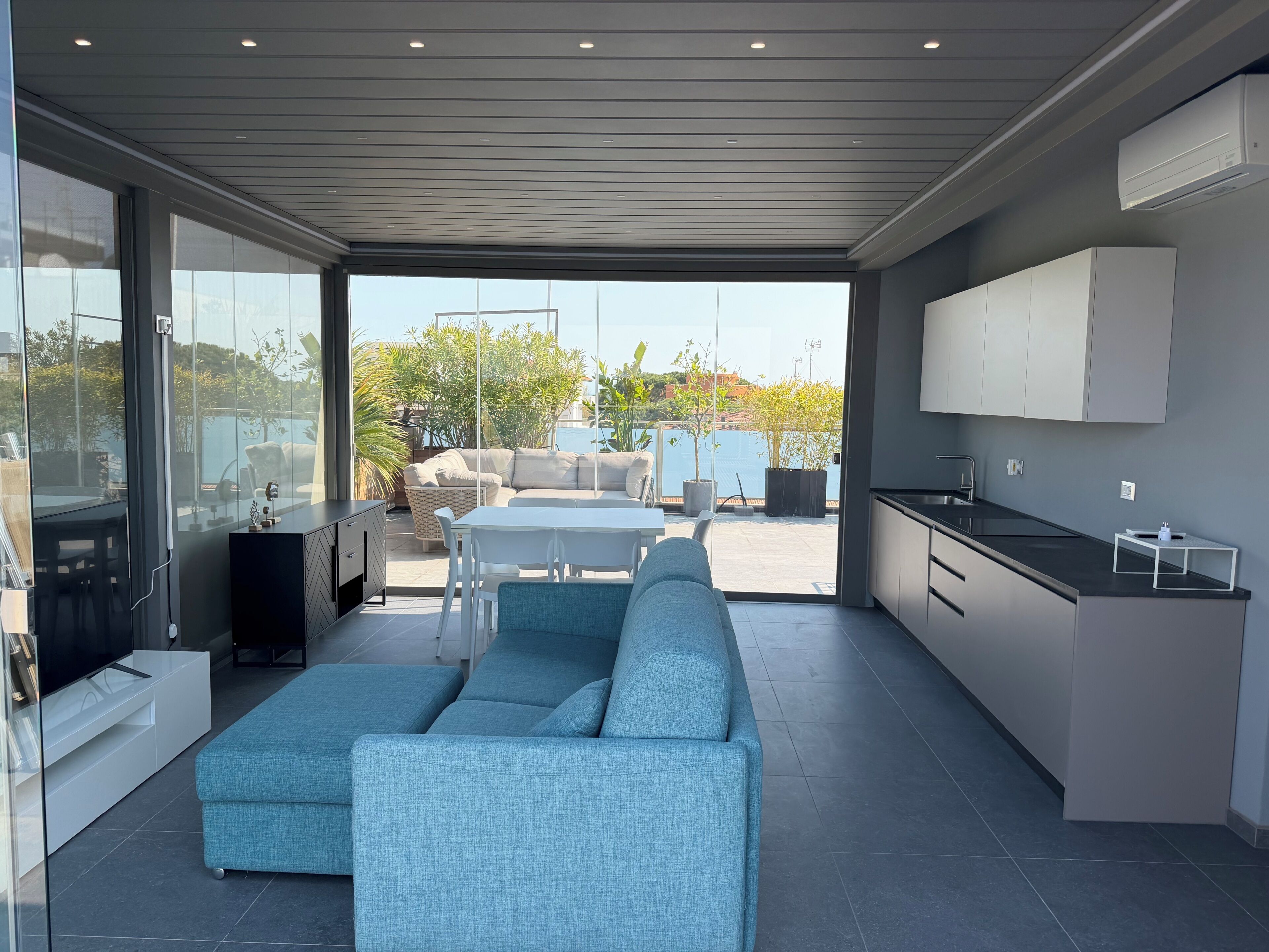 Apartamento panorâmico, 2 quartos, terraço, vista para a cidade | Área de estar | TV LCD