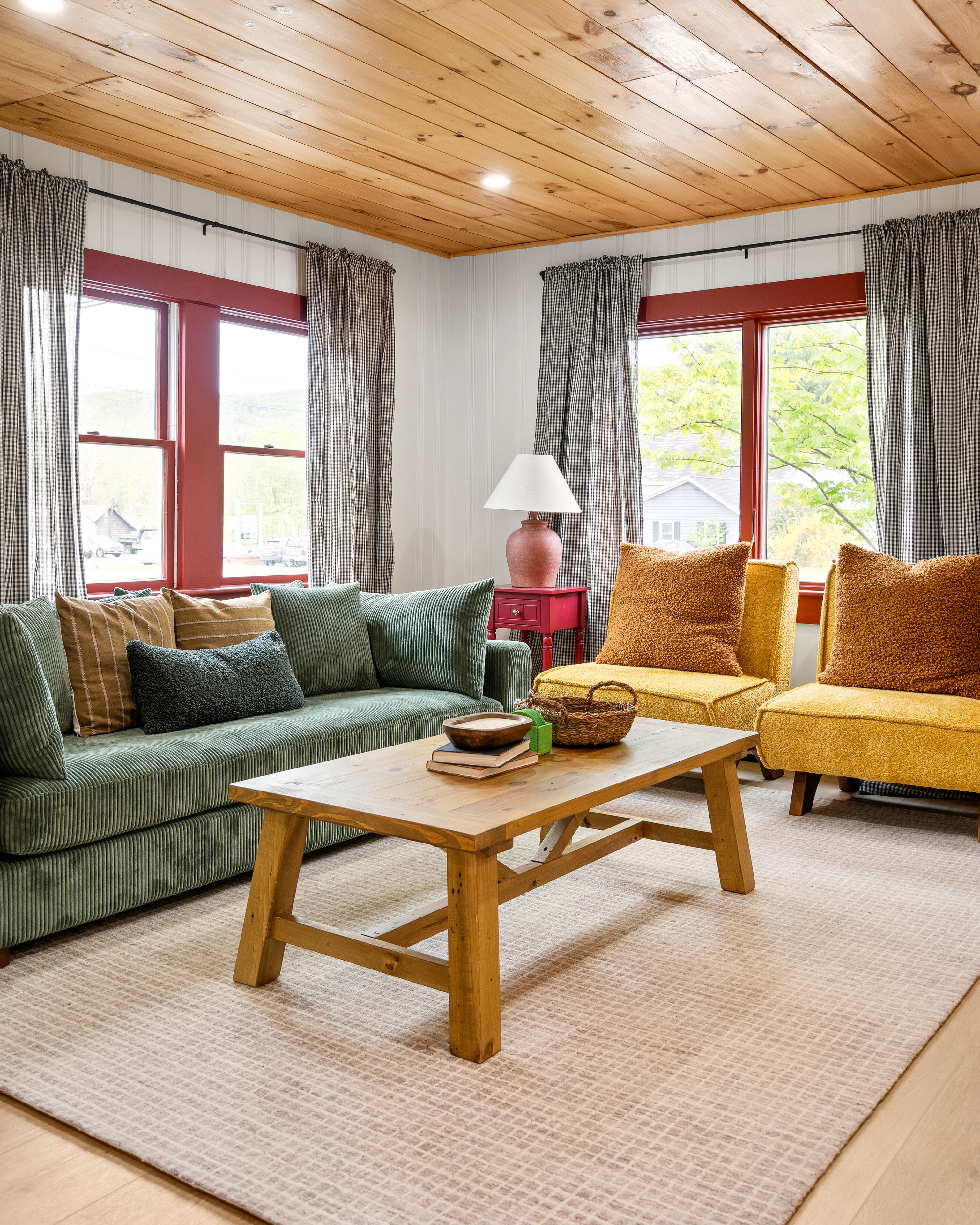 Suite familiare, letti multipli, frigorifero e microonde, sul cortile | Area soggiorno