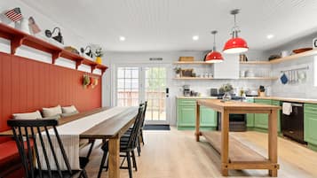Suite familiare, letti multipli, frigorifero e microonde, sul cortile | Cucina privata | Prodotti ecosostenibili per le pulizie