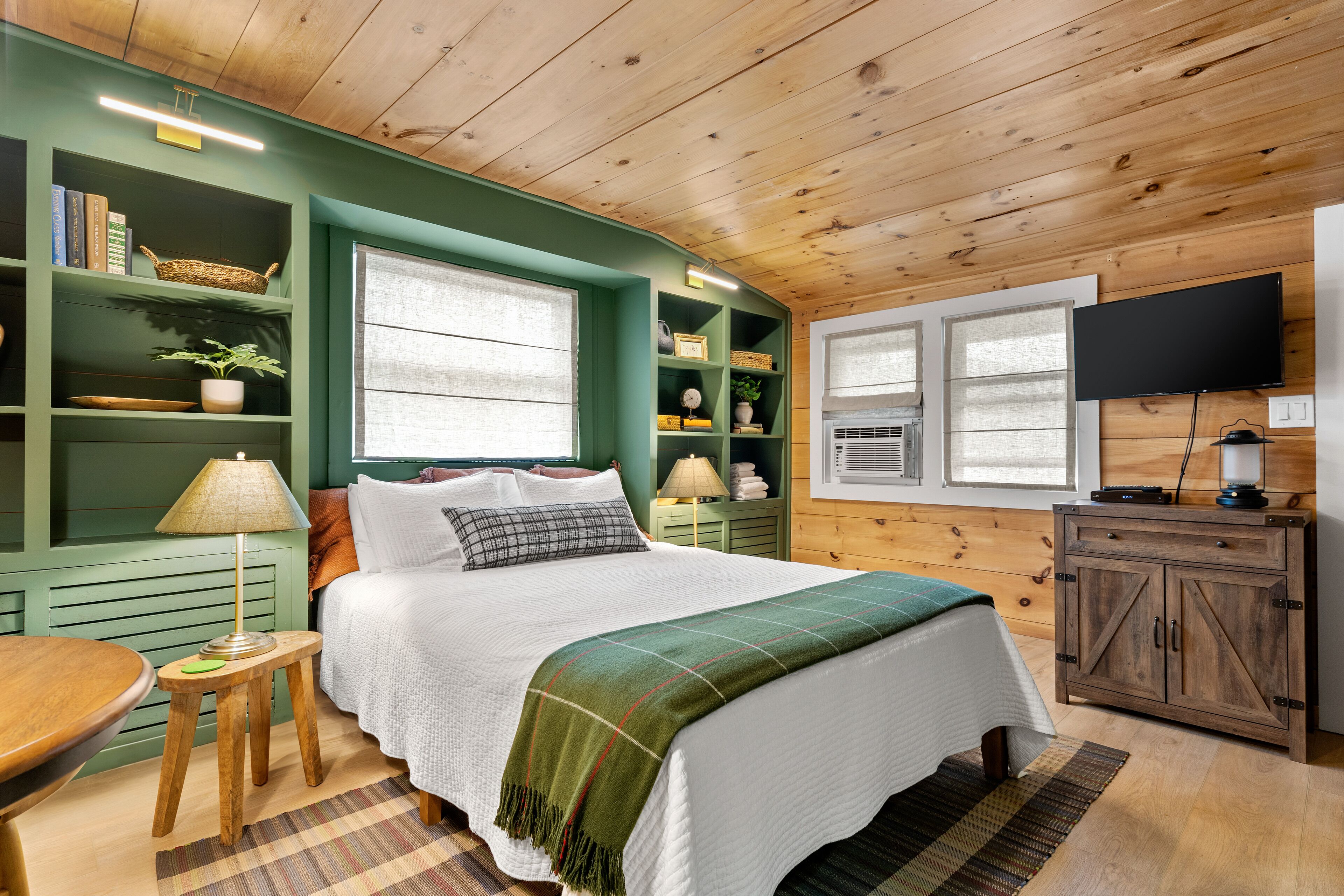 Laptop workspace, free WiFi, bed sheets