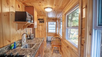 小屋, 1 張加大雙人床, 河景 | 私人小型廚房 | 提供環保清潔產品