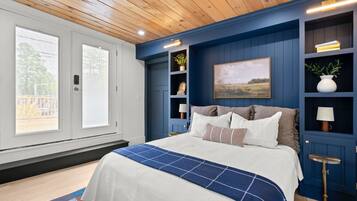 Family Suite, Multiple Beds, Refrigerator & Microwave, Courtyard Area