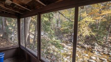 Ferienhütte, 1 Queen-Bett, Flussblick | Terrasse/Patio