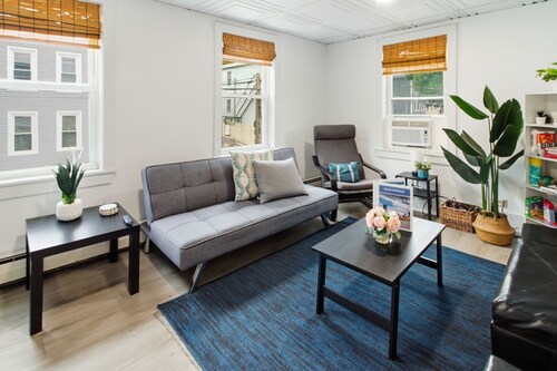Bright 2BR by Boston Waterfront
