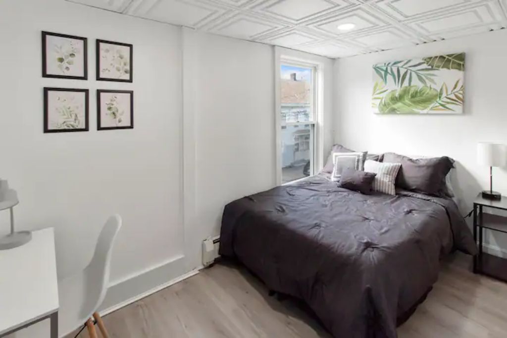 2 habitaciones, escritorio y tabla de planchar con plancha 