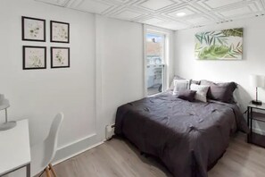 2 Schlafzimmer, Schreibtisch, Bügeleisen/Bügelbrett, Reisekinderbett