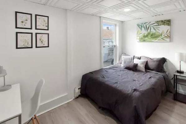 2 bedrooms, desk, iron/ironing board, travel crib - Bright 2BR by Boston Waterfront
 (Boston)