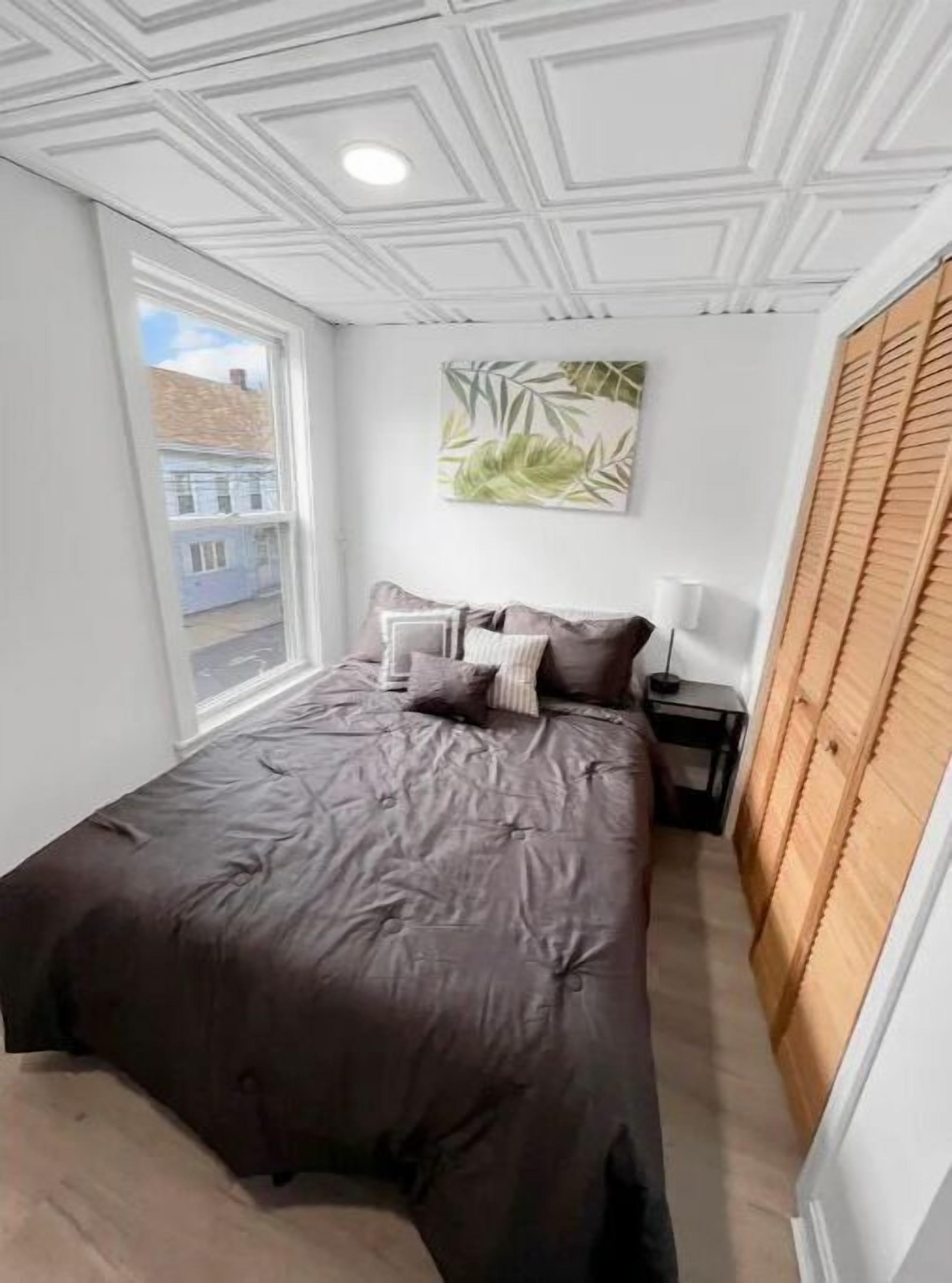 2 bedrooms, desk, iron/ironing board, travel crib