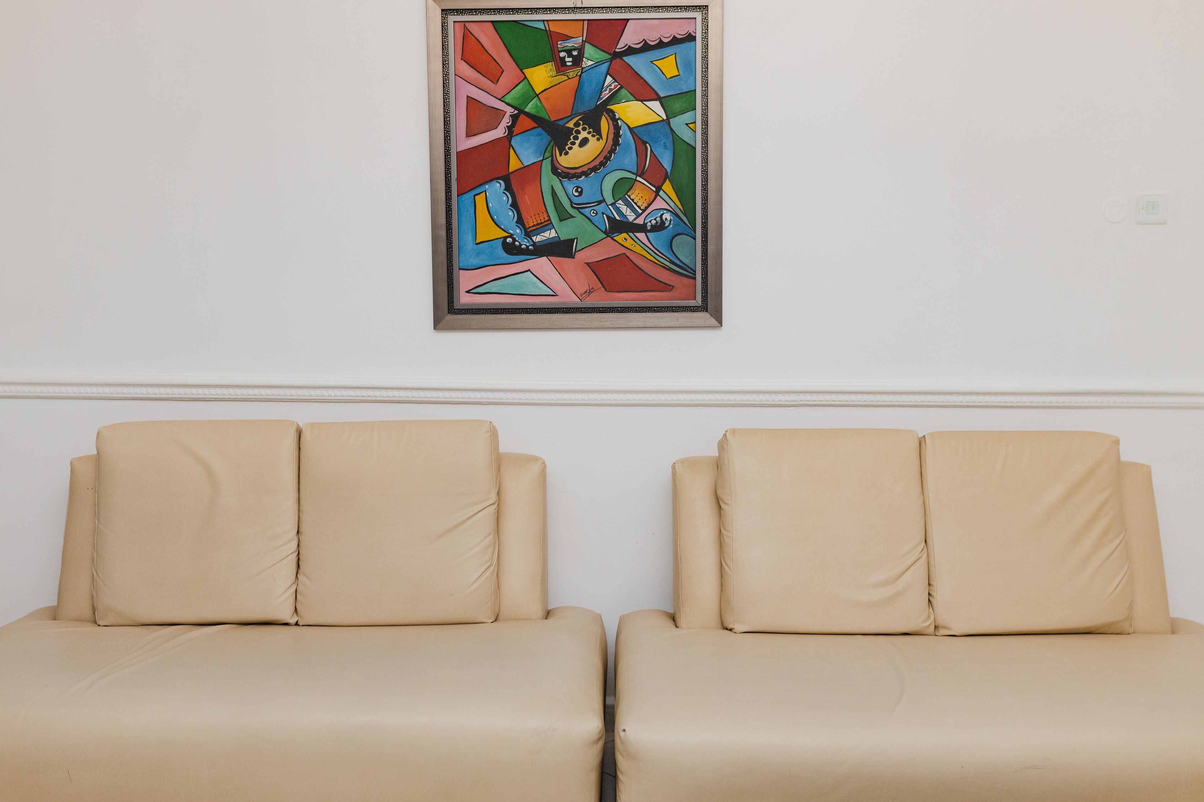 Familien-Suite | Wohnbereich | 42-Zoll-Smart-TV mit Satellitenempfang