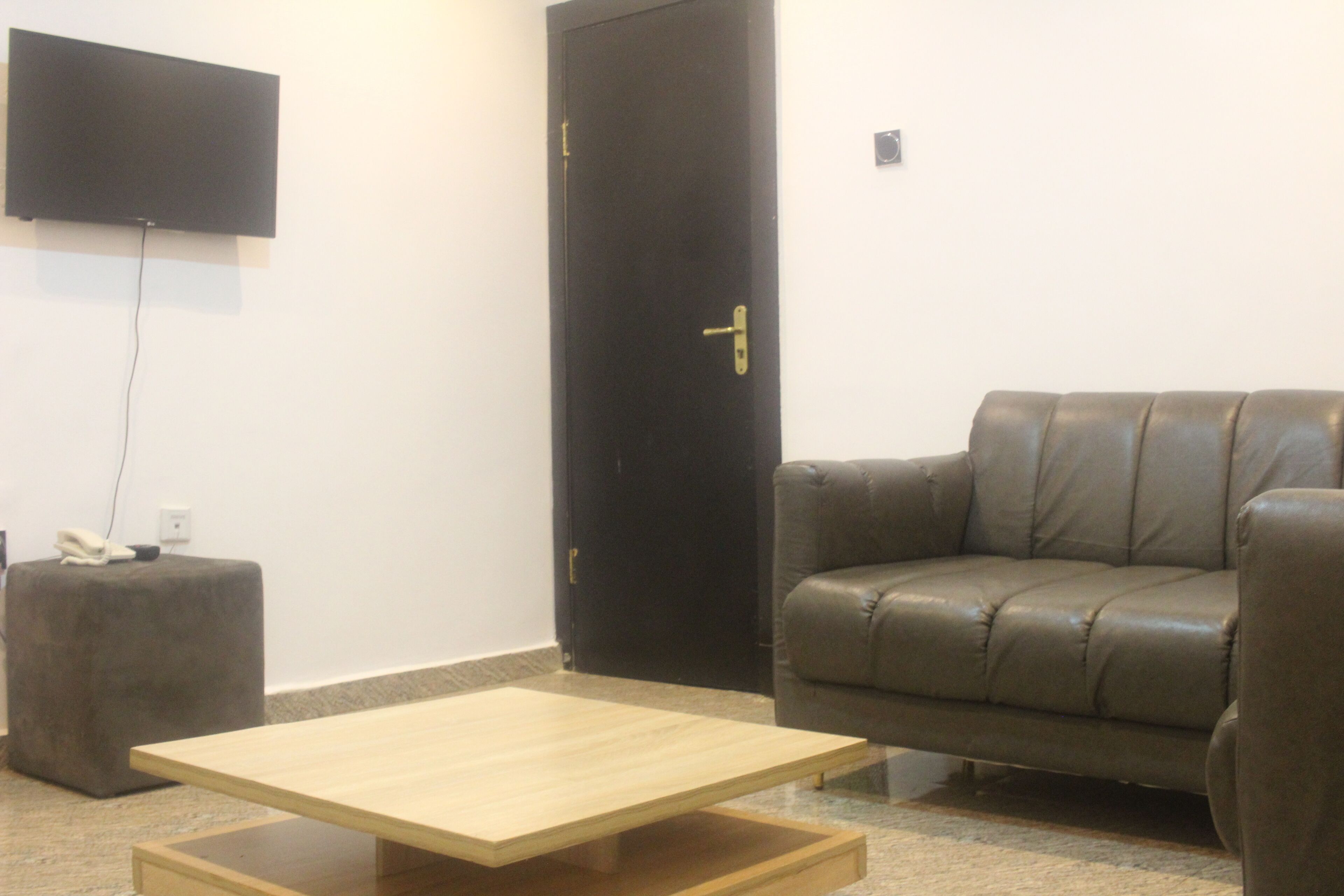 Exclusieve kamer | Woonruimte | Een 42-inch smart-tv met satellietzenders