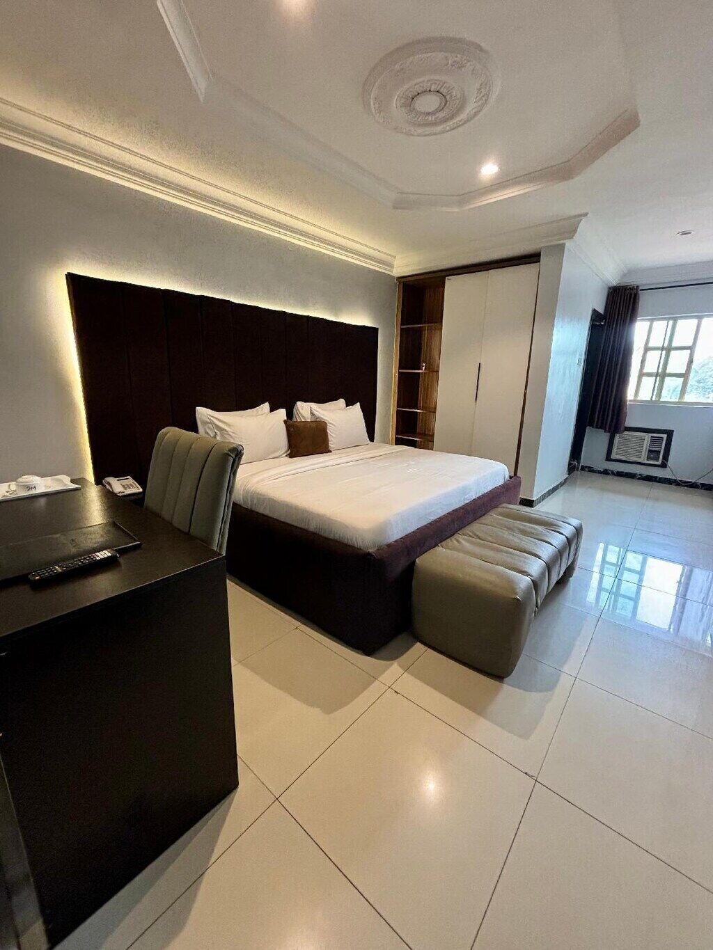 Standardzimmer | Individuell dekoriert, individuell eingerichtet, Schreibtisch