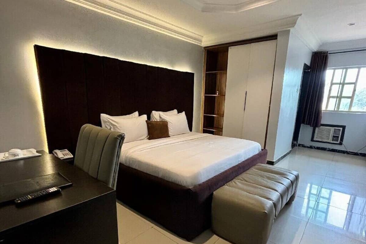 Standard Room | 1 bedroom, individually decorated, individually furnished, desk