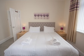 Premium bedding, down duvets, desk, soundproofing - Norton Serviced Apartments (Stockton-on-Tees)