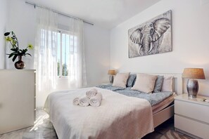 2 makuuhuonetta, silitysrauta/-lauta, ilmainen Wi-Fi, vuodevaatteet