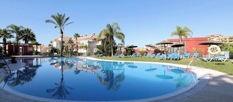 Welcoming 2 Bed Apartment Views of Miraflores Golf