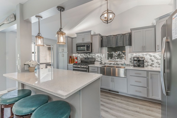 Mikrobølgeovn, ovn, kokeplater og oppvaskmaskin