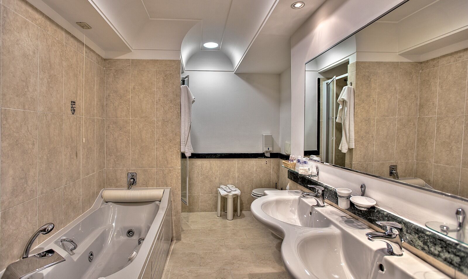 Deluxe-Doppel- oder -Zweibettzimmer, 1 Schlafzimmer | Badezimmer | Haartrockner, Hausschuhe