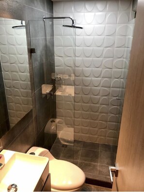 Combined shower/tub, towels, soap, toilet paper