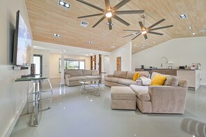 Smart TV - Waterfront with Sunset Views + Hot Tub (Cape Coral)