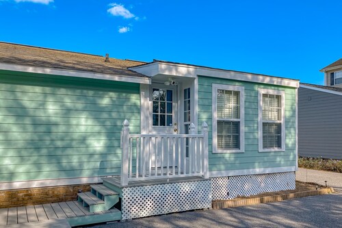 Dog-friendly cottage with full kitchen, central AC, & washer/dryer